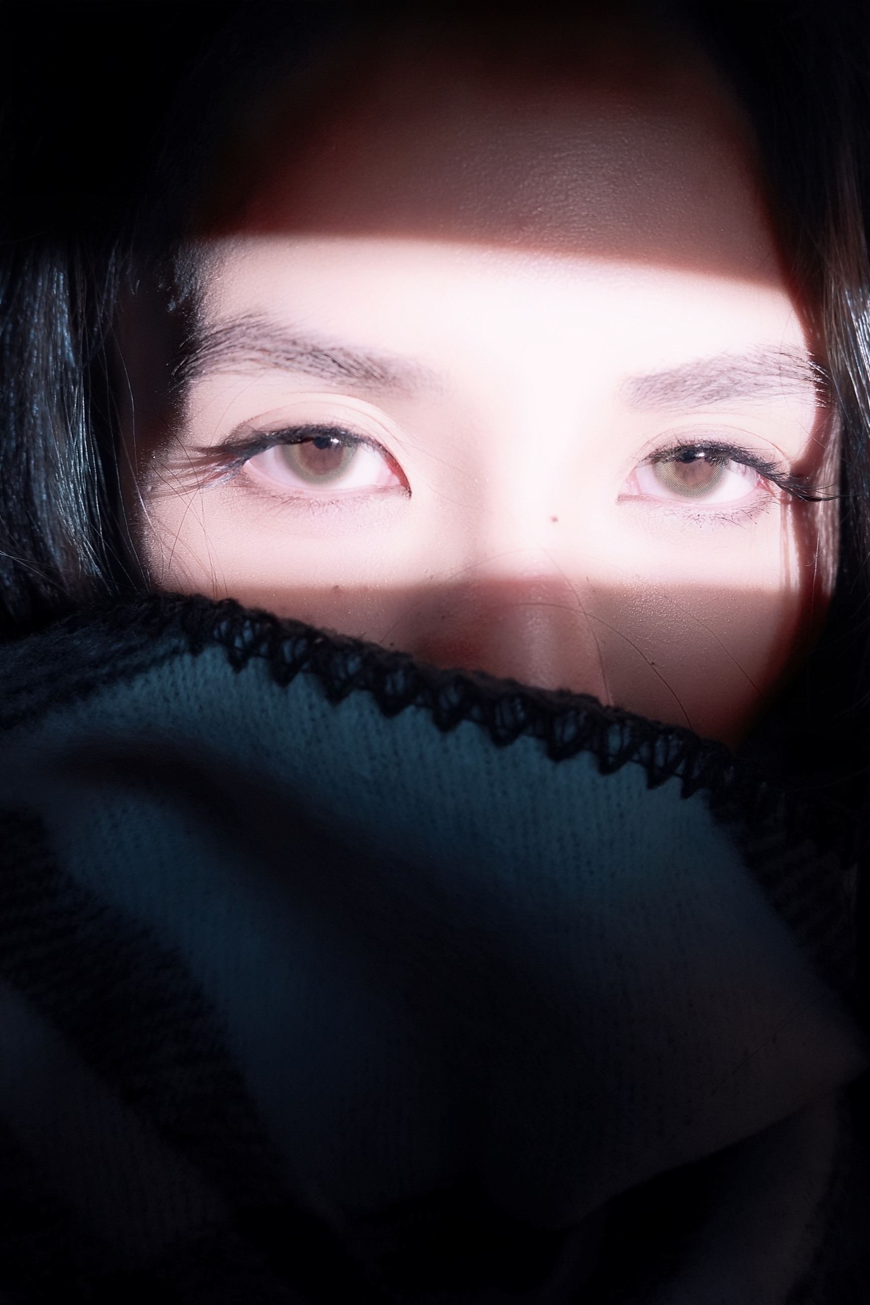 光带划过双眼的近景人像